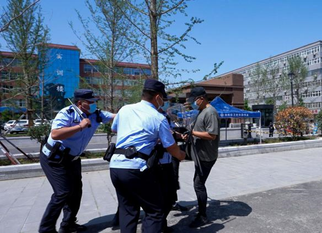 校警联合开展反恐防暴演练 提高学校处理突发事件能力 校警联合开展反恐防暴演练 提高学校处理突发事件能力