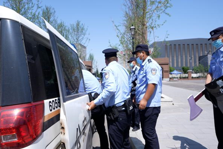 校警联合开展反恐防暴演练 提高学校处理突发事件能力 校警联合开展反恐防暴演练 提高学校处理突发事件能力
