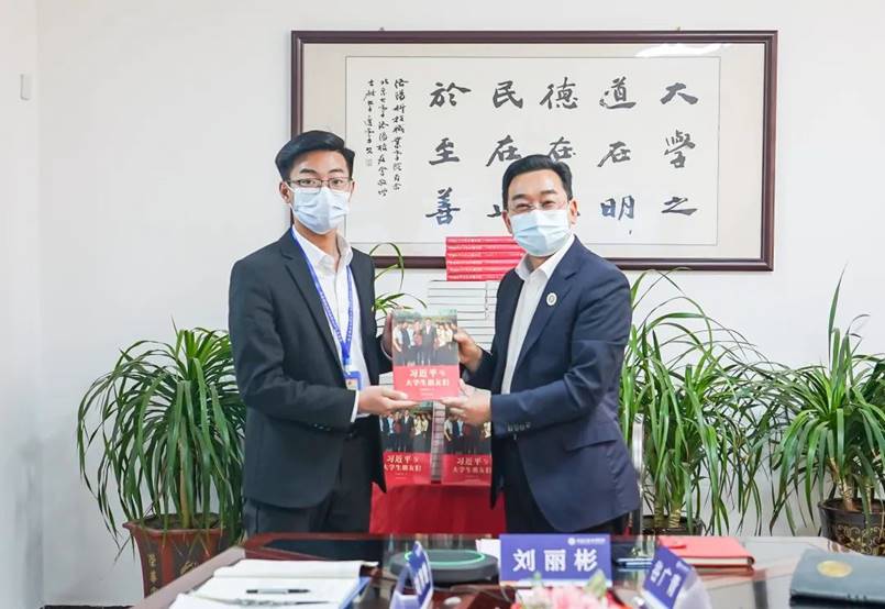 洛阳北大校友会携手洛阳科技职业学院举办“共读一本书”活动 洛阳北大校友会携手洛阳科技职业学院举办“共读一本书”活动