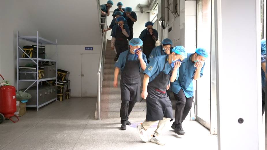 学校开展消防安全应急疏散逃生演练活动 学校开展消防安全应急疏散逃生演练活动