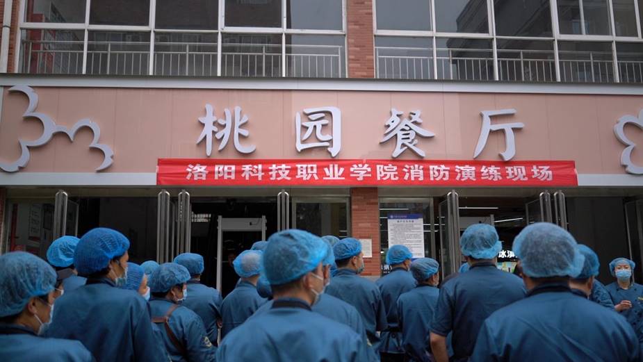 学校开展消防安全应急疏散逃生演练活动 学校开展消防安全应急疏散逃生演练活动